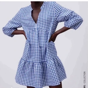 Zara klänning  - Säljer denna väldigt söta rutiga klänning från zara, slutsåld på hemsidan. Storlek M och i väldigt bra skick 💙💛💙💛