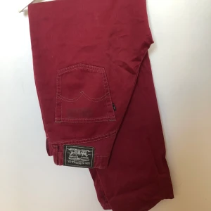 Levis - Vinröda Levis mom jeans köpta secondhand. Storleksmärkningen är 28/30 men de är mycket mindre än så, skulle säga 25-26 i midjan och kanske 32 långa? Jag viker upp flera varv. Jag har vanligtvis strl xs och dom är lite stora för mig. Färgen stämmer bäst på första bilden. 