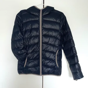 Regnjacka - Regnjacka 🖤 Kan förminskas i storlek för att få plats i väskan 🖤