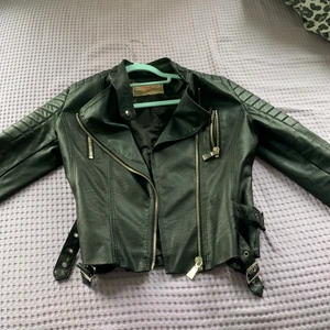 chiquelle skinnjacka - Skinnjacka från chiquelle i ganska nyskick. Säljer den pågrund av köpt en ny även gått ner i vikt. St 38 