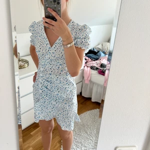Blå klänning - Säljer min blåa blommiga klänning i storlek xs