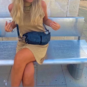 UNLIMIT bag  - Säljer min unlimit bag i svart läder storlek medium. På en del av det silvriga områden förekommer rost, men syns knappt när väskan är stängd. Lädret har däremot hållit sig väldigt fint. Frakten ingår i priset 🖤