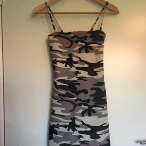 Klänning i militärmönster - Miniklänning från Nelly i strl XS/S, mkt gott skick!! 