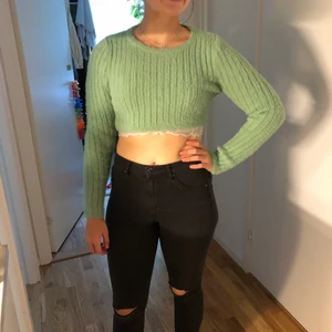 Stickad crop top - Jättefin stickad crop top, sitter åt lite i armarna på mig, aldrig använd, liten i storlek, passar s-m