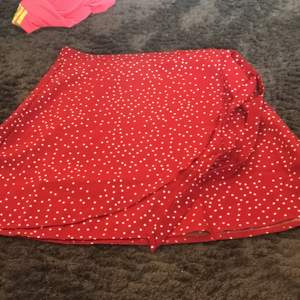 Säljer denna röda kjolen från SHEIN. Köpt för 50kr säljer för 25. Anvönd 1 gång. Finns inga fläckar eller något. Hör av er ifall ni är intresserade eller bara har någon fråga. Svarar väldigt fort💗