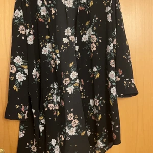 Kläder - Säljer kläder då jag inte har användning av det. Priserna och storlek står på bilderna. Frakt kan tillkomma.