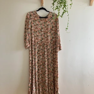 🌼🌸Blommig Klänning🌸🌼 - Fantastisk blommig klänning från Gina!  Luftigt tyg.  Använt en gång och då lyckades jag trilla så det är ett hål nere vid knäna men lätt att fixa för den som kan sånt! Säljer för den inte längre passar. Jag är 169 cm lång så den går hela vägen till fot🦋🌸