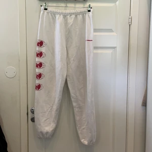 Wu Wear Byxor M - Mjukisbyxor från wu wear. Riktigt sköna! Bra att veta är att det inte finns några fickor! 