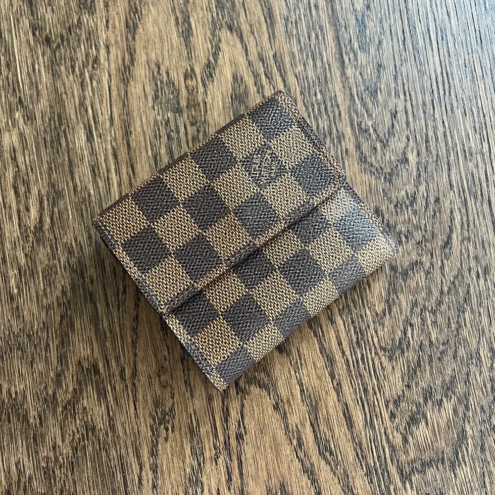 Louis vuitton porte monnaie wallet i damier ebene, superfint skick. Litet skav på knappen på framsidan, samt att sedelfacket har renoverats va peeling där från början. Inget som syns eller påverkar funktionen. Fler bilder finns . Accessoarer.