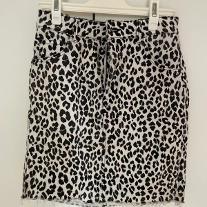 Kjol - Säljer denna kjol för den inte är min stil längre så den kommer inte till användning. Kjolen är också från Hm och är i princip som ny. 