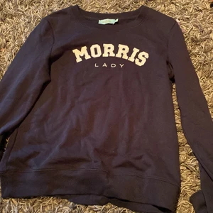 Morris sweatshirt marinblå strl S - Helt ny Morris tröja säljes pågrund av ändrad stil. Perfekt skick. Passar även Xs- M. Vitt tryck ’Morris Lady’ på framsidan.Nypris 999 jag säljer för 650kr, pris kan diskuteras.