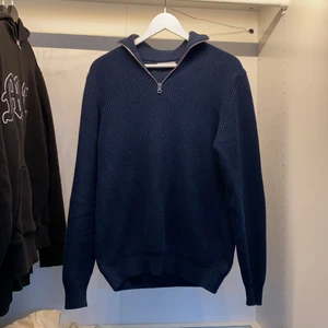 Zara half zip stickad marinblå - Zara half zip stickad i marinblå ‎‏‏‎ ‎‏‏‎ ‎‏‏‎ ‎‏‏‎ ‎‏‏‎ ‎‏‏‎ ‎‏‏‎ ‎‏‏‎ ‎‏‏‎ ‎‏‏‎ ‎‏‏‎ ‎‏‏‎ ‎‏‏‎ ‎‏‏‎ ‎‏‏‎ ‎‏‏‎ ‎‏‏‎ ‎‏‏‎ ‎‏‏‎ ‎‏‏‎ ‎‏‏‎ ‎‏‏‎ ‎‏‏‎‏‏‎ ‎ ‎‏‏‎ ‎‏‏‎ ‎‎ ‎ ‎  ‎ ‎ ‎ Storlek (M) fint skick, köpare står för frakt ‎ ‎ ‎ ‎ ‎ ‎ ‎ ‎ ‎ ‎‏