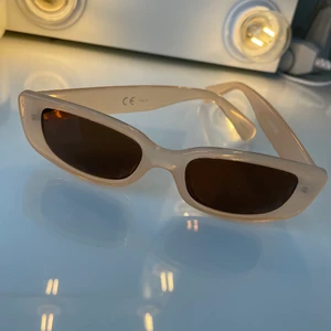 Solglasögon  - Jätte snygga peach färgade solglasögon, som tyvärr aldrig kommit till användning 🤍