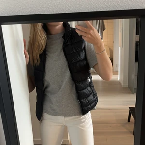 Väst från mango  - Svart väst från mango med avtagbar luva, storlek XS, använd fåtal gånger och i fint skick! 