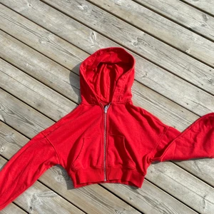 Hoodie❤️ - Röd hoodie som är croppad, mer bilder kan skickas! Från hm i storlek xs🫶🏼