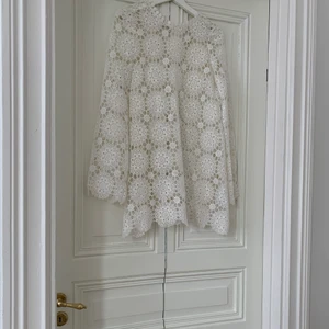 Virkad kort klänning - Superfin virkad klänning med vida ärmar, fin att ha över bikini!