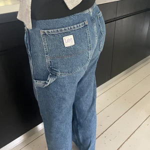 Lee x HM stl 36 - Super fina Lee x HM jeans. Dom är använda max 2 gånger. Tänker mig 250 pga att dom är använda 2 gånger och är limited edition jeans från Lee x HM  Obs: köpare står för frakt