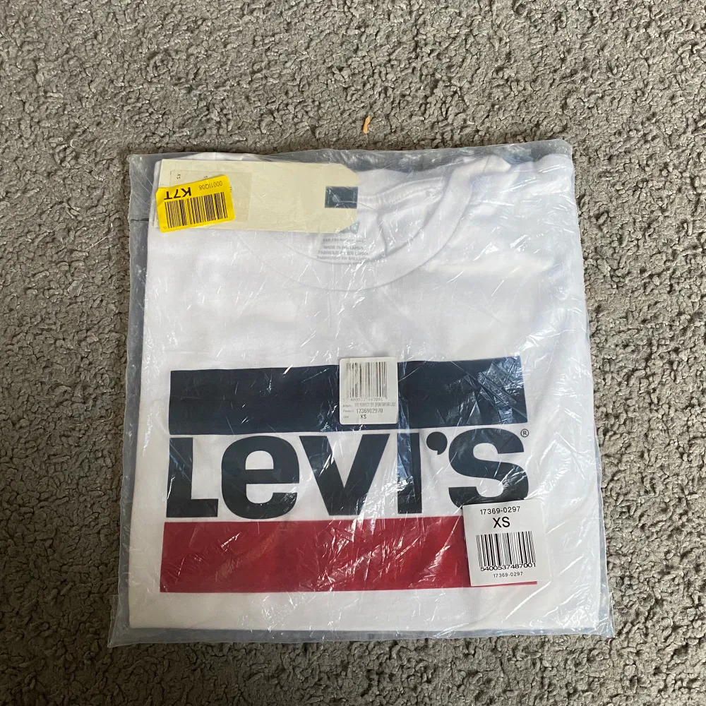 En helt vanlig Levi’s T-shirt från Zalando, aldrig använd så jag säljer den. Tröjan är i storlek XS🥰 orginalpriset är 250kr så jag säljer den för 150kr med tanke på att den är helt ny😃. T-shirts.
