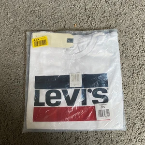 Levi’s T-shirt  - En helt vanlig Levi’s T-shirt från Zalando, aldrig använd så jag säljer den. Tröjan är i storlek XS🥰 orginalpriset är 250kr så jag säljer den för 150kr med tanke på att den är helt ny😃