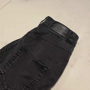 Monki jeans st 28 - Hej! Jättefina hög midja jeans från Monki st 28. Dom har blivit för små på mig därför säljer jag dom. 