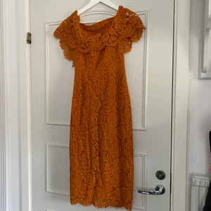 Klänning  - Jätte fin off shoulder klänning, med fin färg dessutom. Säljer för rensning i garderob. Använd ca 2 gånger. För mer info skriv privat!