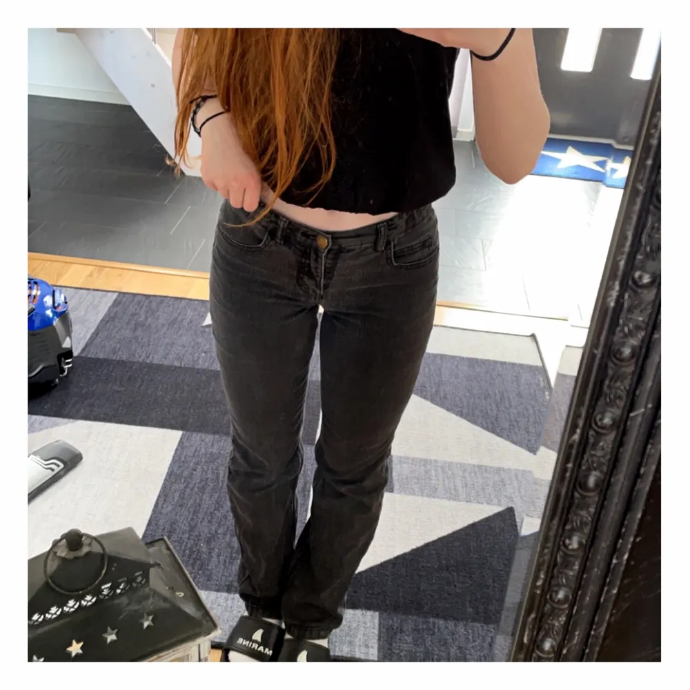 Svarta jeans som är väl använda men fortfarande i väldigt gott skick. Dessa jeans är väldigt stretchiga och tunna i materialet vilket gör att de formar sig efter kroppen och kan gå upp till en/2 storlekar större än vad de är.. Jeans & Byxor.