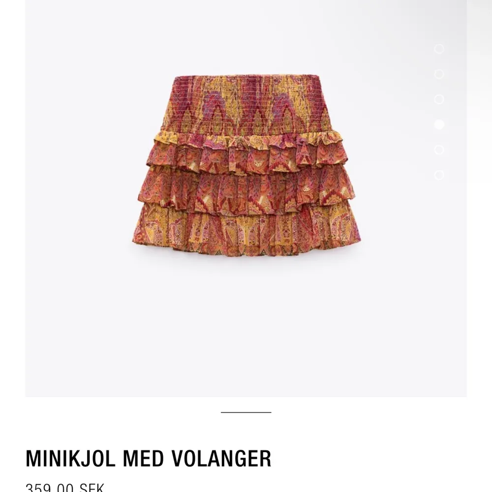 Här är en populära Zara kjolen som vart köpt för 359 kr på deras hemsidan  som jag tyvärr behöver sälja för att den inte passar mig. Har haft på mig en gång och då var det för att se storleken. Skriv privat för gena bilder och frågor!. Kjolar.