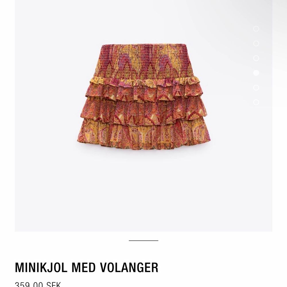 Här är en populära Zara kjolen som vart köpt för 359 kr på deras hemsidan  som jag tyvärr behöver sälja för att den inte passar mig. Har haft på mig en gång och då var det för att se storleken. Skriv privat för gena bilder och frågor!. Kjolar.
