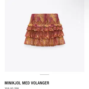 Här är en populära Zara kjolen som vart köpt för 359 kr på deras hemsidan  som jag tyvärr behöver sälja för att den inte passar mig. Har haft på mig en gång och då var det för att se storleken. Skriv privat för gena bilder och frågor!