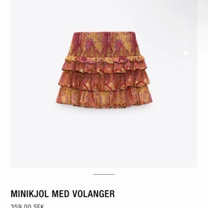 Populär Zara kjol - Här är en populära Zara kjolen som vart köpt för 359 kr på deras hemsidan  som jag tyvärr behöver sälja för att den inte passar mig. Har haft på mig en gång och då var det för att se storleken. Skriv privat för gena bilder och frågor!