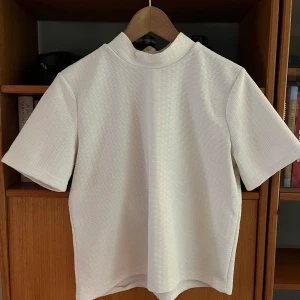 Only vit topp - Stolen 40 Vit t-shirt av tjockare material