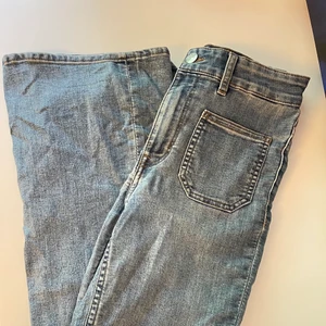 Boutcut jeans  - Super snygg bootcut jeans med fickor fram, jätte stretchiga och super sköna! Skriv privat för fler bilder 