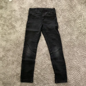 Svarta skinnyjeans strlk 146 - Högmidja räcker till fotknölarna