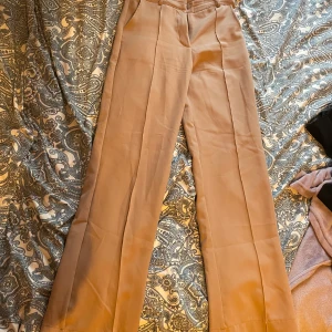 Kostymbyxor  - Jag säljer ett par kostymbyxor från MADLADY i storlek S. De är knappt använda då det var för stora för mig. Byxorna passar perfekt på någon som är mellan 165-175!💕💕 kontakta för bilder, är dock förstora på mig🤍 dem är beige. Nypris: 499 Frakt tillkommer