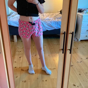 Pyjamas shorts - Ett par supersöta pyjamasshorts. Rosa med pandor på. Fick de i present men de är tyvärr för stora för mig. Aldrig använda, bara testade. Är villig att diskutera priset vid snabb affär/köp av flera plagg.