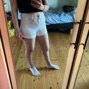 Vita jeansshorts - Ett par vita jeansshorts från Cubus i storlek S. Fint skick, knappt använda. Går att ha både uppvikta och nedvikta beroende på vilken stil man har. Är villig att diskutera priset vid snabb affär/köp av flera plagg.