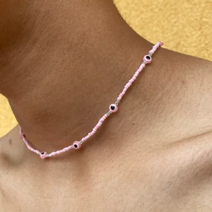 Baby Rosa Evil eye halsband 💗 -  Evil eye Kollektion 🧿 * 35kr per halsband exklusive frakt! * Du väljer längden själv * Flera olika färger * Vill du ha ett mix-färgat halsband? Gärna! Du väljer precis allt. * Standard längd 40 cm * + 1cm = +2 kr