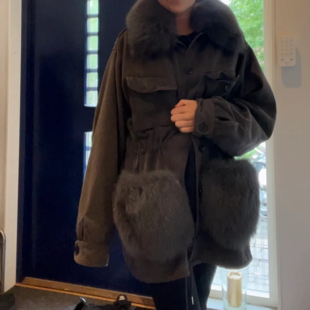 Säljer min snygga custommade windie fur jacket 💕💕💕 den är i väldigt fint skick! Den är i storlek M/L men passar mig perfekt som har S❤️ skriv för fler bilder eller frågor!. Jackor.