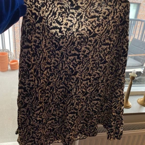 Kjol från H&M  - Är i storlek L men passar större. Perfekt till sommaren 