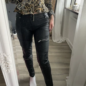 Skinnbyxor  - Lågmidjade skinnbyxor från zara. Fint skick, storlek M. Väldigt fint skinn material. 