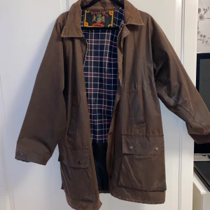 Vintage Royal Oak jacka - fin gammal mörkbrun jacka i bra skick. Rutad insida. Buda på :) 