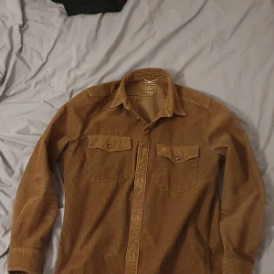 Marc O Polo Overshirt Manchester - Skjortan är i bra skick utan tecken på användning. Passformen är normal/true to size. Säljes eftersom jag inte använder den längre