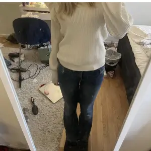 Super snygga lågmidjade bootcut jeans från diesel🤩😍 inga defekter, (avklippta där nere) kan posta o mötas upp i sthlm❤️‍🔥🙏🏼