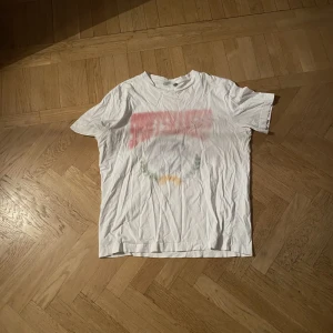 Graphic T-shirt - Hej, säljer min gamla weekday T-shirt. Hr använt nåra gånger men deg är fortfarande fräsch. Loggan på T-shirt är inte något fel på det ska vara så i designen. Hör av er om ni är intresserade😊