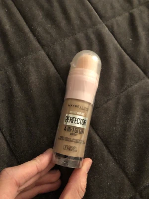 Foundation  - Hejsan! Säljer denn otroligt populära foundation! Beställde den på blackfriday, men när jag fick hem den va det helt fler färg . Men jag hann aldrig skicka tillbaka den! Så jag ska sälja den här! Den är helt oanvänd och oöppnad! Plastet är kvar! ♥️