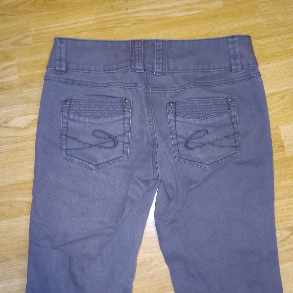 jättefina lågmidjade esprit jeans med raka ben som är för små för mig 😢. Jeans & Byxor.