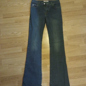 miss sixty jeans - bootcut miss sixty jeans i storlek 34, passar en xs 