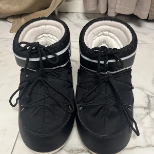 Moon boots - Ett par vinter skor i svart - vit , jätte varma o bekväma under vintern , vattentäta , kan knyta så den sitter tajtare,  Älskar dessa skor, dom ser helt nya ut  , passar men allt och finns kvitto på skorna också om nån undrar det 
