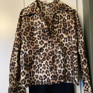 Leopard skjorta! - Första knappen saknas annars bra skick!