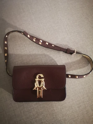 Midjeväska Steve Madden - Jättefin midjeväska från Steve Madden. Med gulda detaljer.  Använd max 5 gånger. 